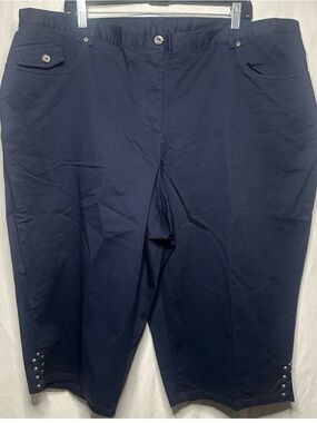 Hearts of Palm Button Accent Capri Pants